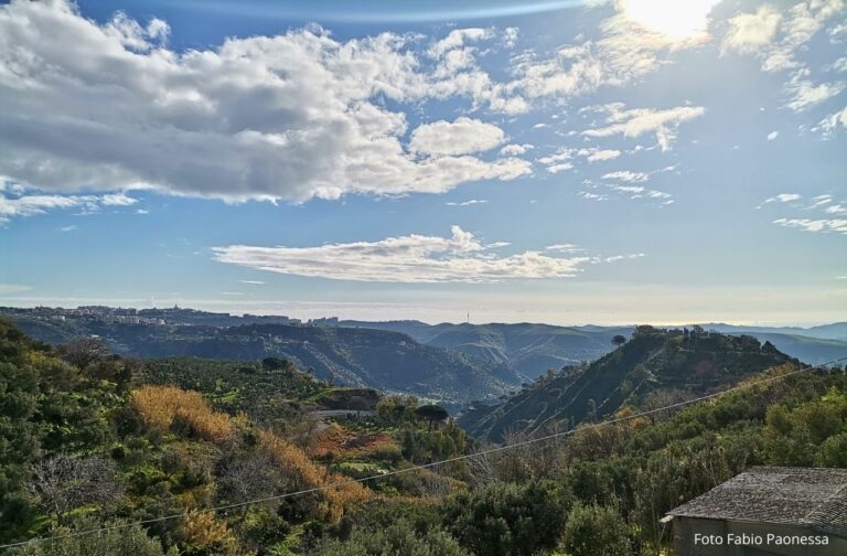 Castrum di Rocca Falluca con vista di Catanzaro a sinistra