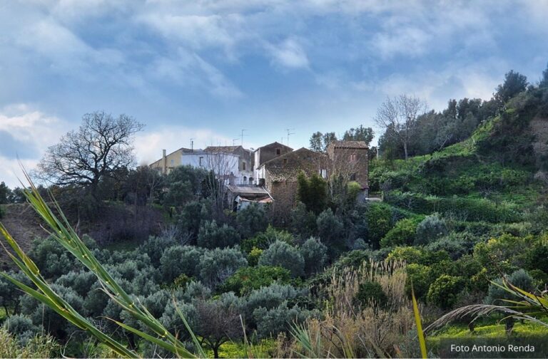 il borgo nei pressi del Santuario Madonna della Rocca